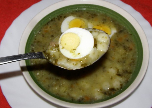 Fotografia przedstawiająca na szybko szczawiowa zupa z makaronem gwiazdki i jajkami...