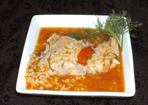Fotografia przedstawiająca na udkach kurczaka pomidorowa z ryżem...