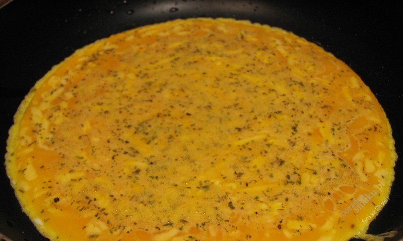 Na wyjątkowe śniadanie omlet z farszem ryżowo-drobiowym
