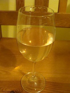 Fotografia przedstawiająca "Na zdrowie" wino z karczocha