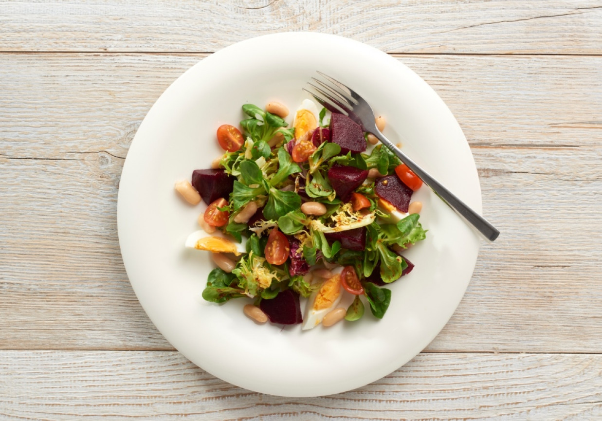 Na zimno: Sałatka z buraczkami, fasolką i jajkiem foto