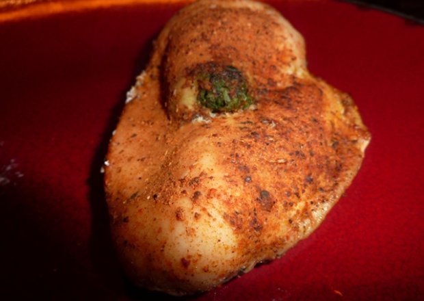 Fotografia przedstawiająca Nadziewana czosnkowo szpinakowa pierś z kurczaka