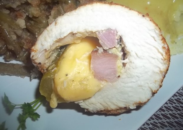 Fotografia przedstawiająca Nadziewana gotowana pierś z kurczaka