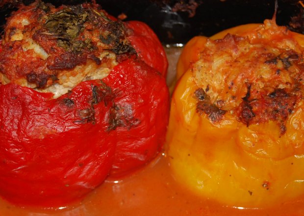 Fotografia przedstawiająca Nadziewana papryka z sosem pomidorowym
