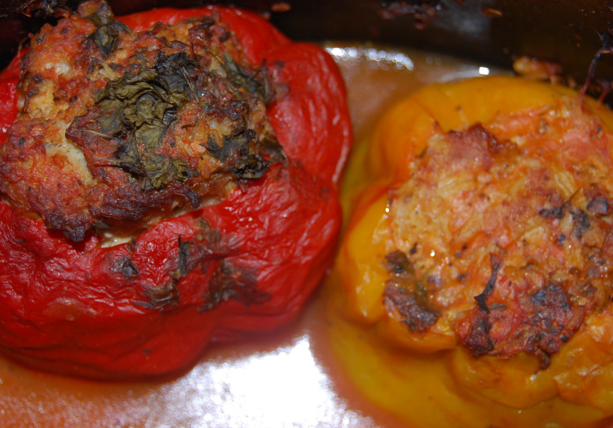 Nadziewana papryka z sosem pomidorowym foto