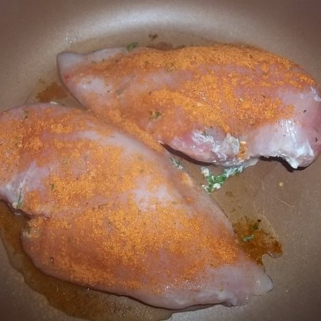 Krok 4 - Nadziewana pierś z kurczaka z maślanym sosem pomarańczowym foto