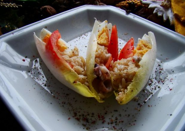 Fotografia przedstawiająca Nadziewane cykorie ryżem i kalmarami z jajkiem i pomidorem