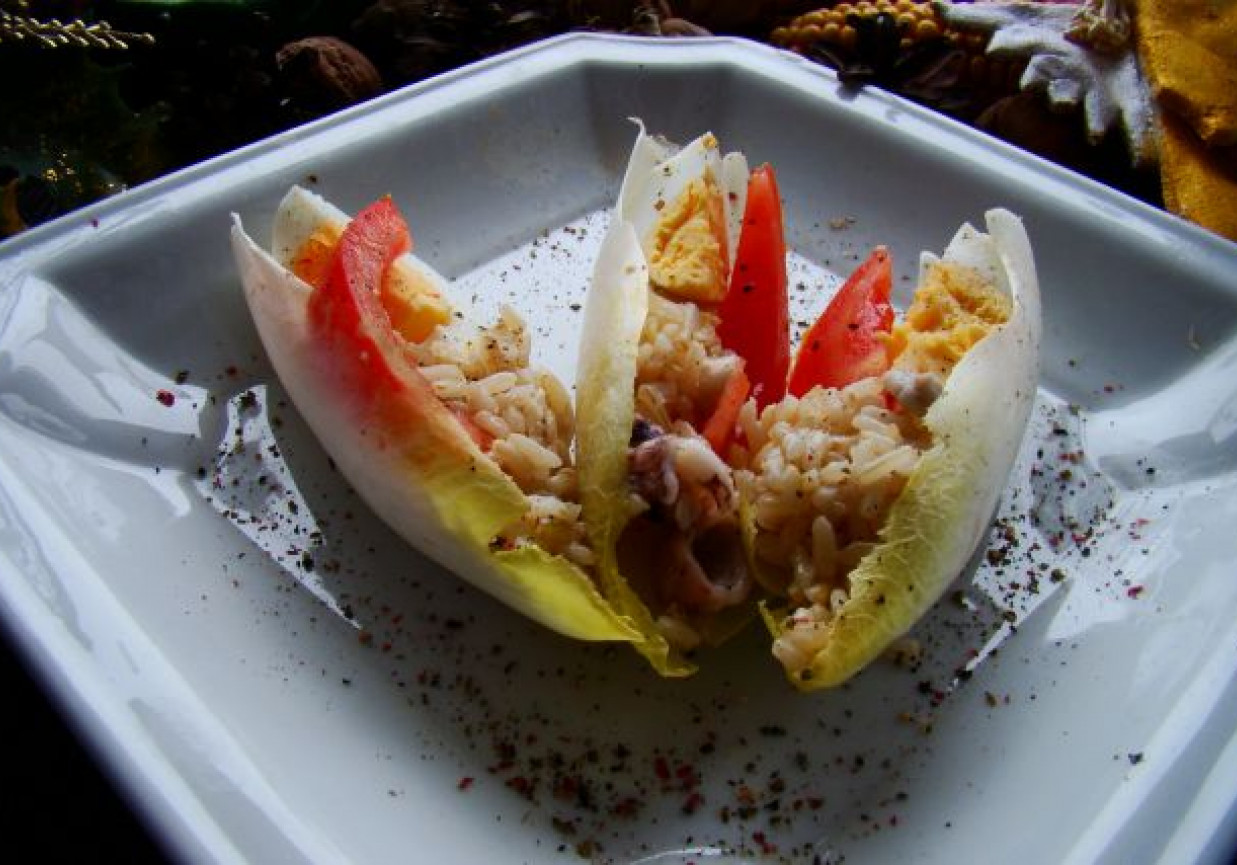 Nadziewane cykorie ryżem i kalmarami z jajkiem i pomidorem foto