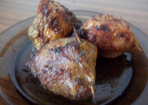 Fotografia przedstawiająca Nadziewane pałki z kurczaka na grilla