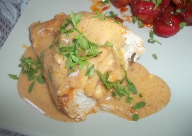 Fotografia przedstawiająca Nadziewane piersi z kurczaka w sosie serowym