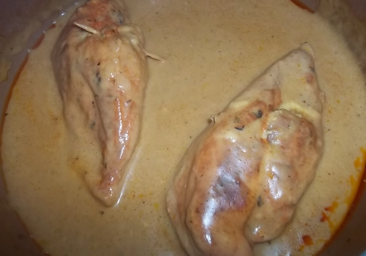 Nadziewane piersi z kurczaka w sosie serowym foto