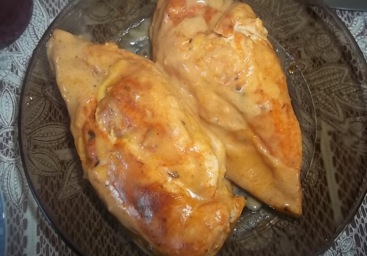 Nadziewane piersi z kurczaka w sosie serowym foto