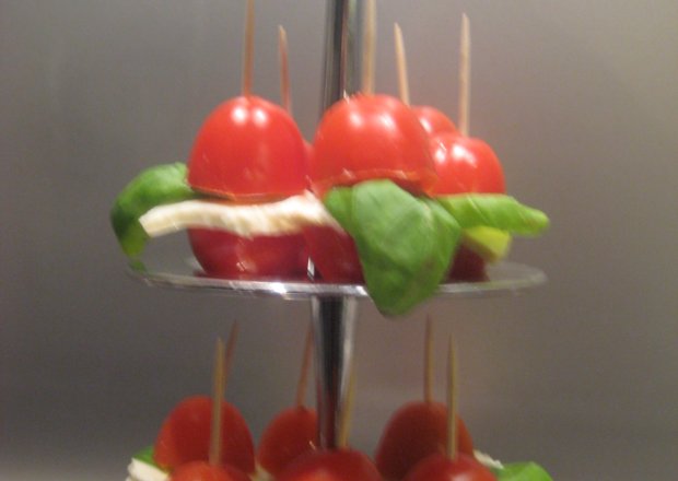 Fotografia przedstawiająca Nadziewane pomidorki koktajlowe.