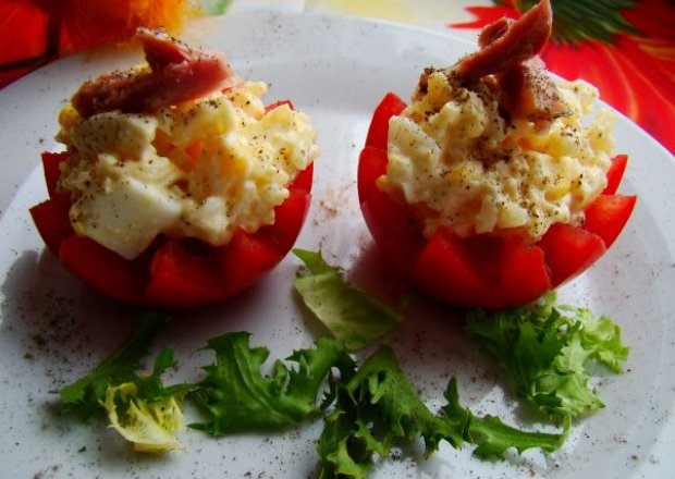 Fotografia przedstawiająca Nadziewane pomidorki sałatką ryżową z ananasem i kukurydzą