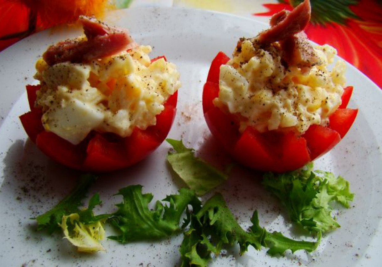 Nadziewane pomidorki sałatką ryżową z ananasem i kukurydzą foto