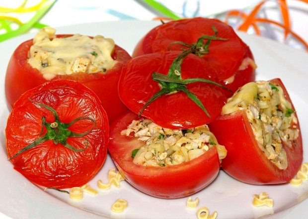 Fotografia przedstawiająca Nadziewane pomidory na ciepło