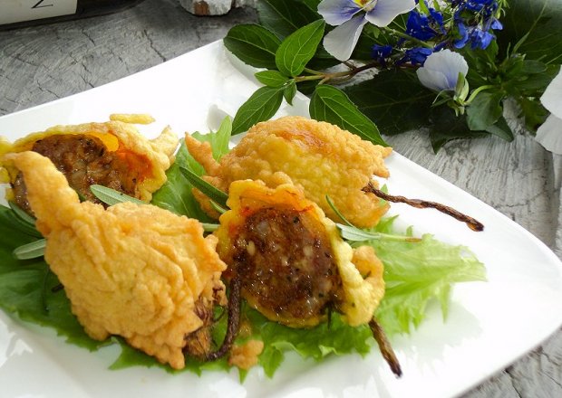 Fotografia przedstawiająca Nadziewany kwiaty cukinii mięsem mielonym, serem i papryką