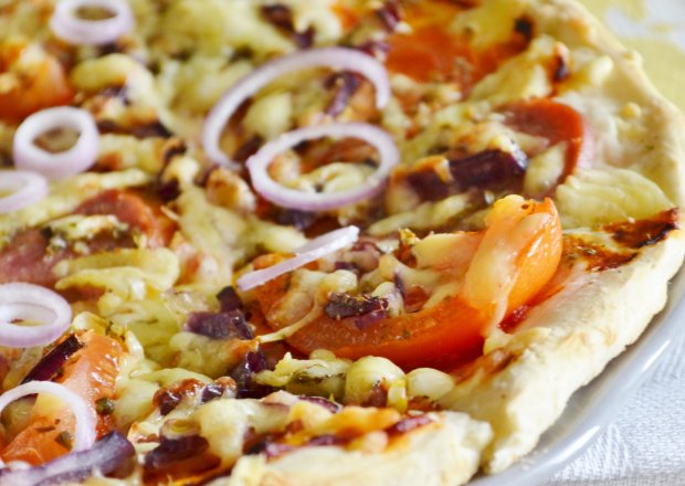 Fotografia przedstawiająca Najlepsza domowa pizza na cienkim spodzie