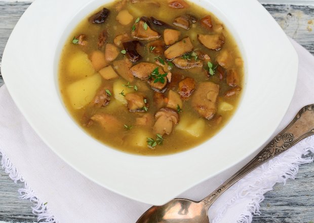 Fotografia przedstawiająca Zupa grzybowa z ziemniakami na rosole drobiowym