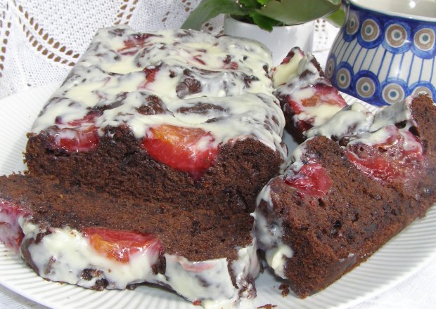 Fotografia przedstawiająca najlepsze ciasto z resztek po soku ze śliwkami i białą czekoladą...