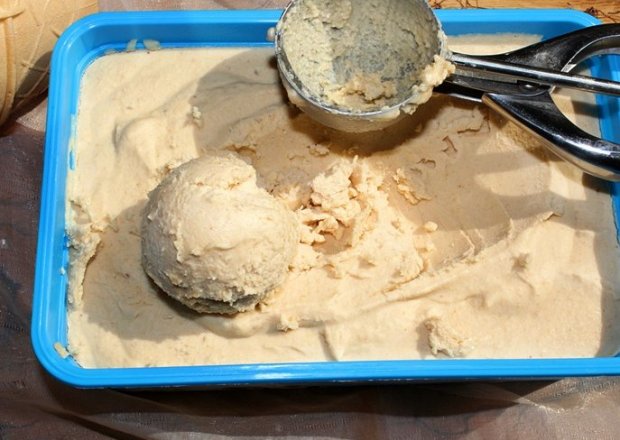 Fotografia przedstawiająca Najlepsze lody z masłem orzechowym, miodem i serkiem mascarpone (bez maszynki)