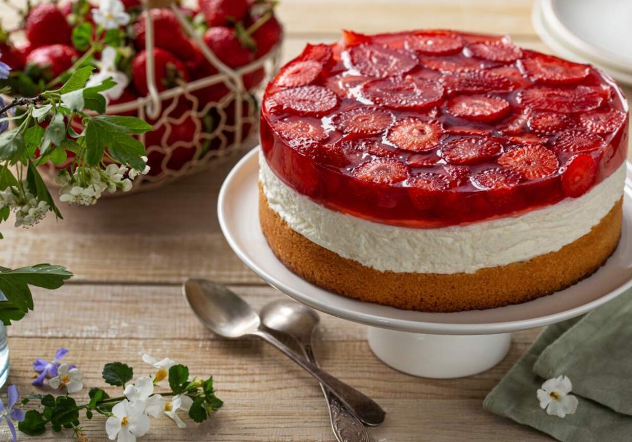 NAJLEPSZY BISZKOPT Z GALARETKĄ I TRUSKAWKAMI I BITĄ ŚMIETANĄ foto