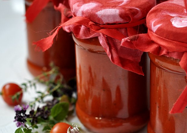 Fotografia przedstawiająca Najlepszy sos pomidorowy do słoików