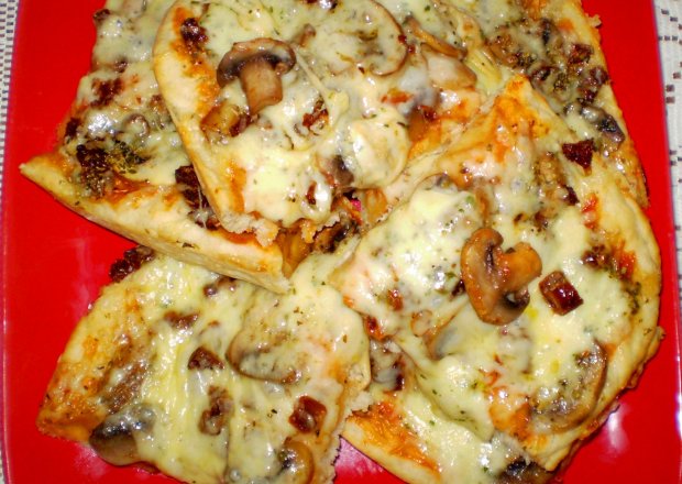 Fotografia przedstawiająca Najprostsza pizza Babcigramolki :