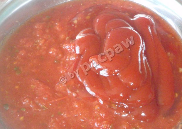 Fotografia przedstawiająca Najprostszy sos pomidorowy do pizzy