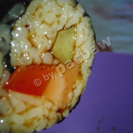 Krok 8 - Najsmaczniejsze sushi maki z papryką, ogórkiem i łososiem foto
