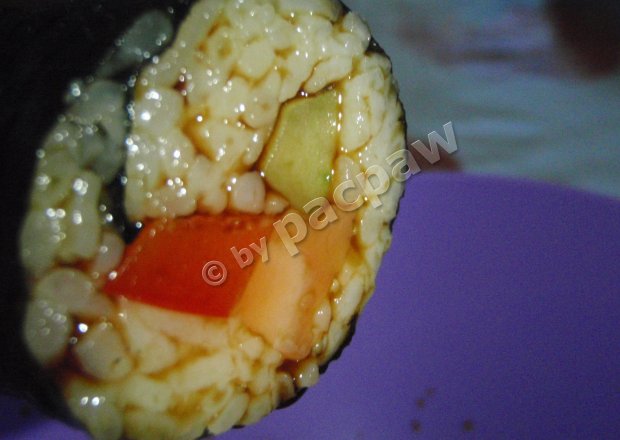 Fotografia przedstawiająca Najsmaczniejsze sushi maki z papryką, ogórkiem i łososiem