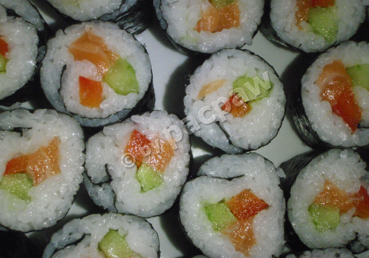 Najsmaczniejsze sushi maki z papryką, ogórkiem i łososiem foto