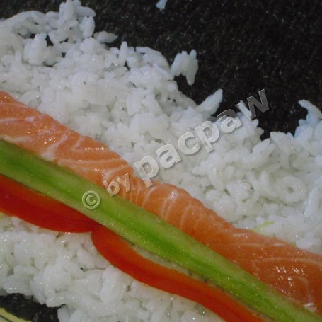 Krok 6 - Najsmaczniejsze sushi maki z papryką, ogórkiem i łososiem foto