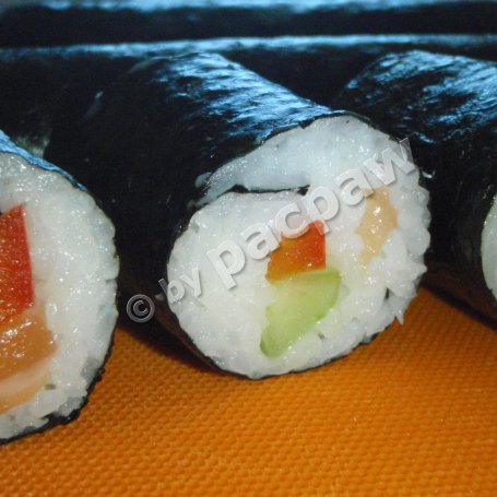 Krok 7 - Najsmaczniejsze sushi maki z papryką, ogórkiem i łososiem foto
