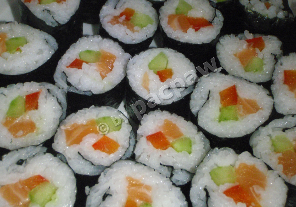 Najsmaczniejsze sushi maki z papryką, ogórkiem i łososiem foto