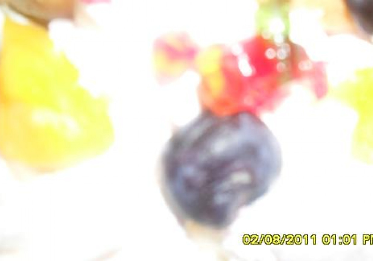 Naleśnik biszkoptowy z bitą śmietaną i owocami foto