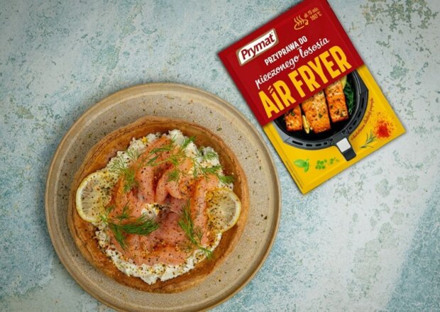 Fotografia przedstawiająca Naleśnik pieczony dutch baby z łososiem z air fryera