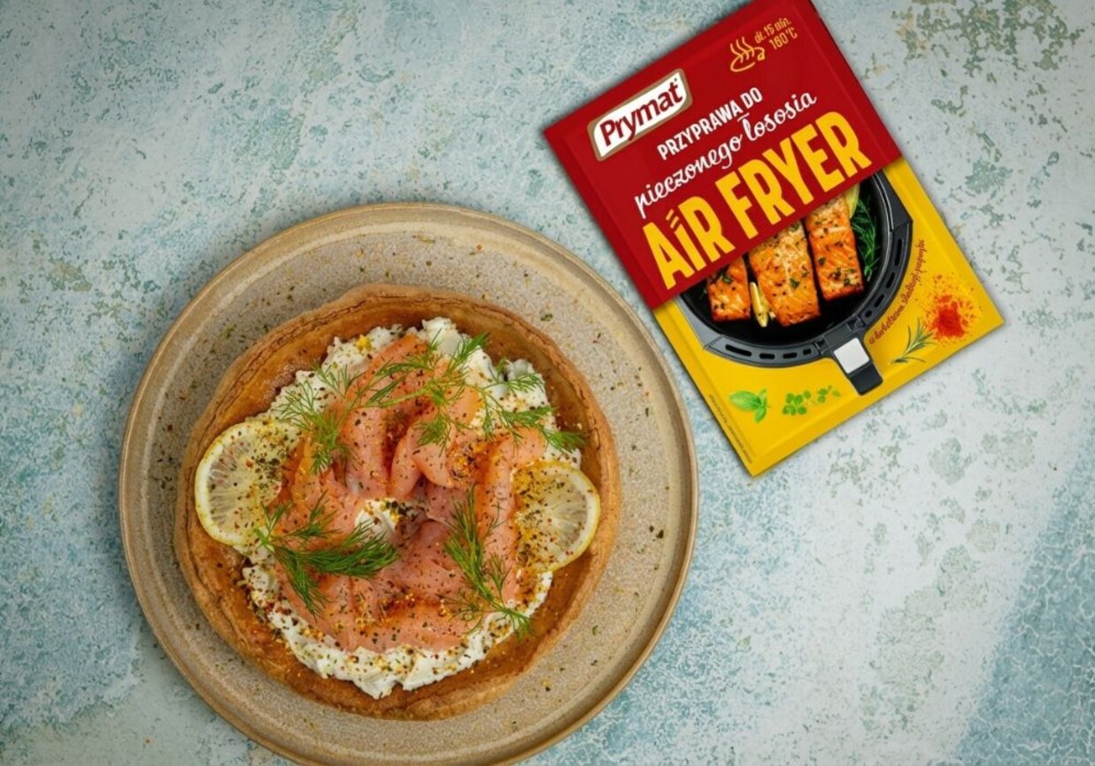 Naleśnik pieczony dutch baby z łososiem z air fryera foto