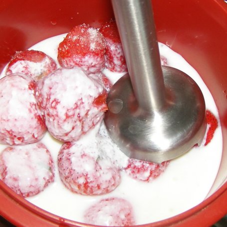 Krok 2 - naleśniki budyniowe z musem jogurtowo-truskawkowym... foto