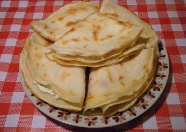 Fotografia przedstawiająca Naleśniki cytrynowe nadziewane serem.