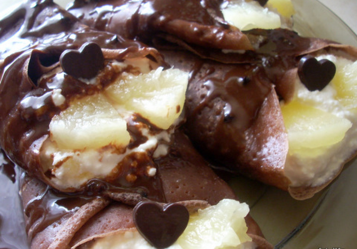 Naleśniki czekoladowe z serem i ananasem foto