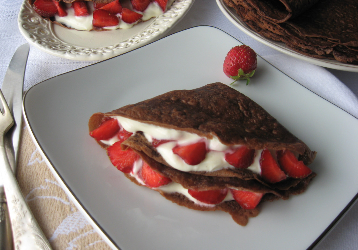 Naleśniki czekoladowe z serkiem waniliowym i truskawkami foto