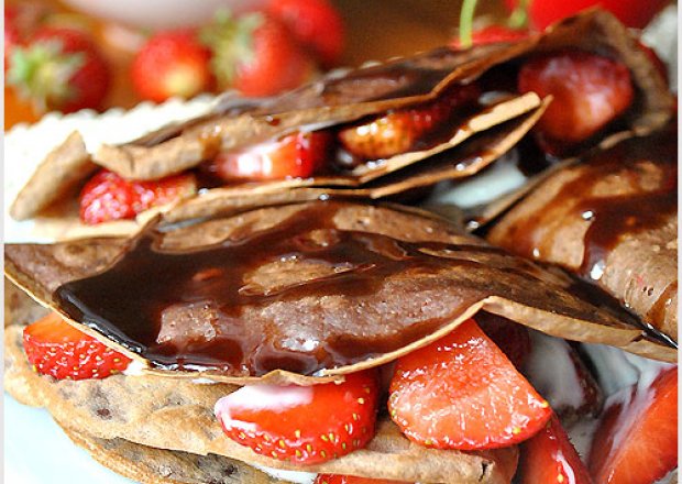 Fotografia przedstawiająca Naleśniki czekoladowe z truskawkami- przepis