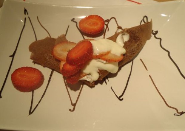 Fotografia przedstawiająca Naleśniki czekoladowe z truskawkami