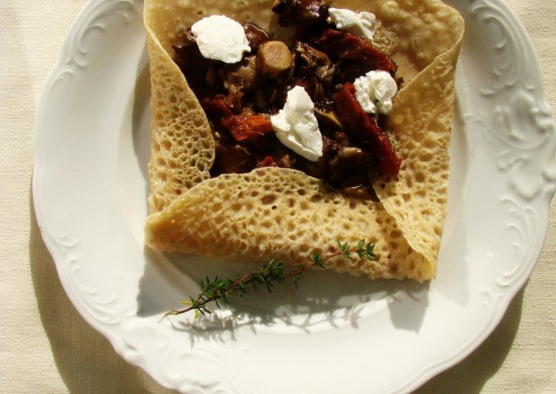 Fotografia przedstawiająca Naleśniki gryczane z grzybami, suszonymi pomidorami i kozim serem