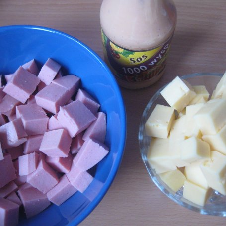 Krok 1 - Naleśniki "na ostro" z mortadelą serem żółtym i sosem 1000 wysp foto