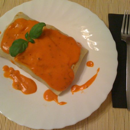 Krok 5 - Naleśniki nadziewane mięsem i serem żółtym z sosem pomidorowo-śmietankowym foto