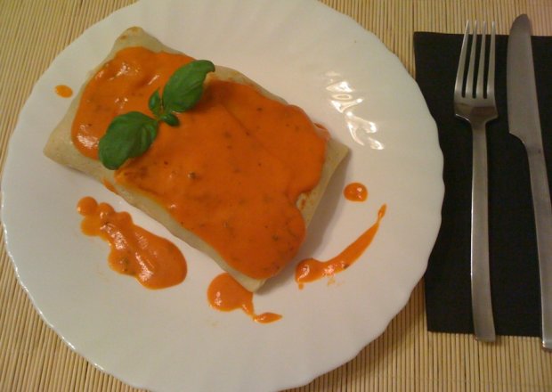 Fotografia przedstawiająca Naleśniki nadziewane mięsem i serem żółtym z sosem pomidorowo-śmietankowym