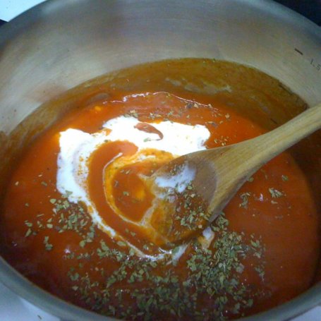 Krok 4 - Naleśniki nadziewane mięsem i serem żółtym z sosem pomidorowo-śmietankowym foto
