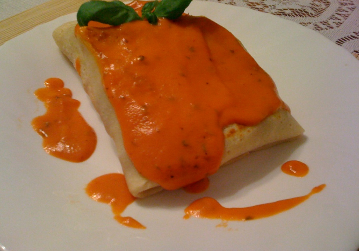 Naleśniki nadziewane mięsem i serem żółtym z sosem pomidorowo-śmietankowym foto